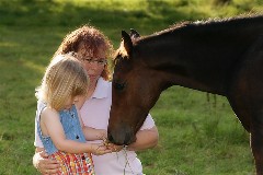 Bild: Daniela mit Tochter Luisa und Fohlen Paula